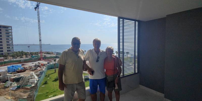 Lexie en Marlene van Portrush halen hun sleutels op